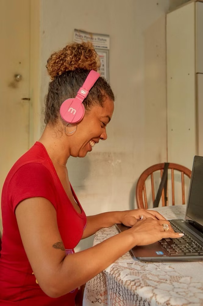 Pessoa usando notebook de forma tranquila após resolver problema